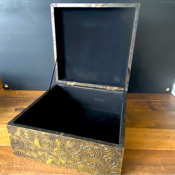 Embossed Storage Box - Picture 2 of 6